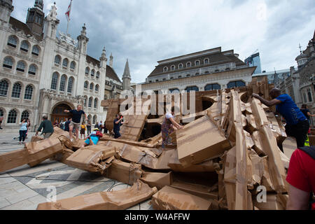 Guildhall Yard, London, UK. Juli 2019 21. Olivier Grossetête, Freiwillige nach unten ziehen und helfen, die 20 m Karton People's Turm durch Künstler Olivier Grossetête in d zu zerstören. Credit: Quan Van/Alamy leben Nachrichten Stockfoto