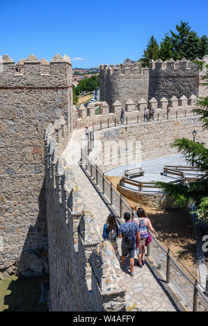 Zu Fuß die medeivil Mauern um die Stadt Avila Castilla y Leon, Spanien Stockfoto