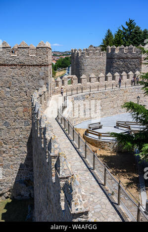 Zu Fuß die medeivil Mauern um die Stadt Avila Castilla y Leon, Spanien Stockfoto