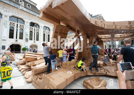 Guildhall Yard, London, UK. Juli 2019 21. Olivier Grossetête, Freiwillige nach unten ziehen und helfen, die 20 m Karton People's Turm durch Künstler Olivier Grossetête in d zu zerstören. Credit: Quan Van/Alamy leben Nachrichten Stockfoto