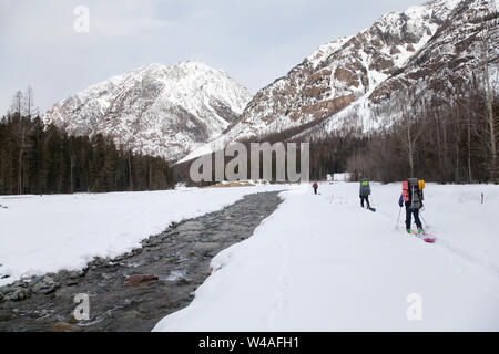 Wandern Ski Tour Kletterer in Altay hohe Berge. Sibirien. Russland. Stockfoto