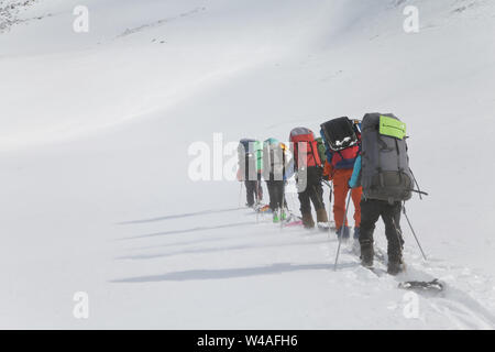 Wandern Ski Tour Kletterer in Altay hohe Berge. Sibirien. Russland. Stockfoto