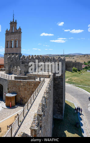 Die medeivil Mauern um die Stadt Avila mit dem Puerta del Carmen und Access Point zu gehen die Wände auf der linken Seite, Castilla y Leon, Spanien Stockfoto