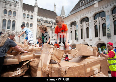 Guildhall Yard, London, UK. Juli 2019 21. Olivier Grossetête, Freiwillige nach unten ziehen und helfen, die 20 m Karton People's Turm durch Künstler Olivier Grossetête in d zu zerstören. Credit: Quan Van/Alamy leben Nachrichten Stockfoto