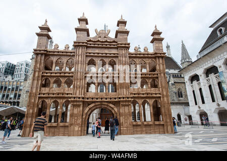 Guildhall Yard, London, UK. Juli 2019 21. Olivier Grossetête, Freiwillige nach unten ziehen und helfen, die 20 m Karton People's Turm durch Künstler Olivier Grossetête in d zu zerstören. Credit: Quan Van/Alamy leben Nachrichten Stockfoto