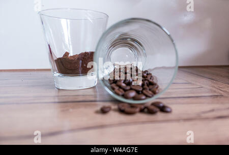 Kaffeebohnen in Glas und Kaffeepulver in Glas Stockfoto