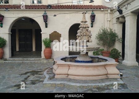 Bild des Pasadena Playhouse Innenhof. Das Theater befindet sich in einem historischen darstellende Kunst Veranstaltungsort in einem spanischen Colonial Revival Stil gestaltet. Stockfoto