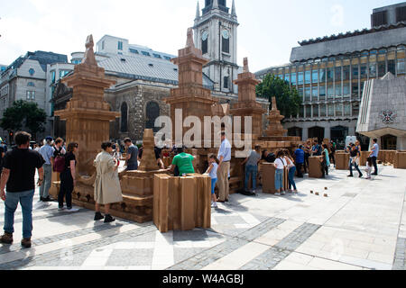 Guildhall Yard, London, UK. 20. Juli 2019. Olivier Grossetête, Freiwillige helfen bis zu 20 m Karton People's Turm errichten, indem Künstler Olivier Grossetête in Guildhall Hof. Credit: Quan Van/Alamy leben Nachrichten Stockfoto