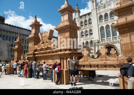 Guildhall Yard, London, UK. 20. Juli 2019. Olivier Grossetête, Freiwillige helfen bis zu 20 m Karton People's Turm errichten, indem Künstler Olivier Grossetête in Guildhall Hof. Credit: Quan Van/Alamy leben Nachrichten Stockfoto