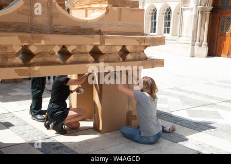 Guildhall Yard, London, UK. 20. Juli 2019. Olivier Grossetête, Freiwillige helfen bis zu 20 m Karton People's Turm errichten, indem Künstler Olivier Grossetête in Guildhall Hof. Credit: Quan Van/Alamy leben Nachrichten Stockfoto