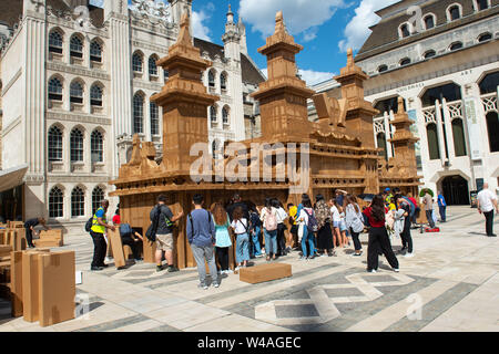 Guildhall Yard, London, UK. 20. Juli 2019. Olivier Grossetête, Freiwillige helfen bis zu 20 m Karton People's Turm errichten, indem Künstler Olivier Grossetête in Guildhall Hof. Credit: Quan Van/Alamy leben Nachrichten Stockfoto
