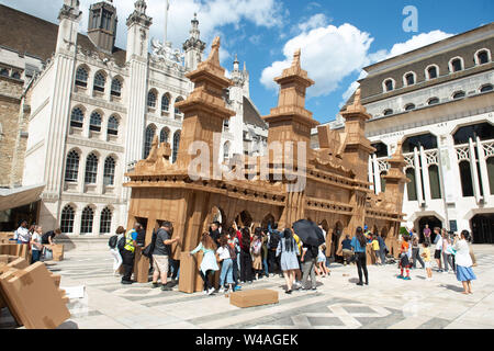 Guildhall Yard, London, UK. 20. Juli 2019. Olivier Grossetête, Freiwillige helfen bis zu 20 m Karton People's Turm errichten, indem Künstler Olivier Grossetête in Guildhall Hof. Credit: Quan Van/Alamy leben Nachrichten Stockfoto