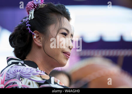 Eine junge Frau mit einem traditionellen Yukata-morgenrock führt einen Bon dance während der 87. jährlichen Bon Odori Festival in Seattle, Washington am 20. Juli 2019. Den lebendigen Sommer Festival bietet traditionelle Musik und Volkstanz, um die Geister der Toten und das Leben der Vorfahren zu feiern. Stockfoto