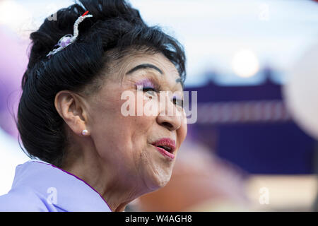 Eine reife Frau das Tragen eines traditionellen Yukata-morgenrock singt, während ein Bon dance während der 87. jährlichen Bon Odori Festival in Seattle, Washington, die am 20. Juli 2019. Den lebendigen Sommer Festival bietet traditionelle Musik und Volkstanz, um die Geister der Toten und das Leben der Vorfahren zu feiern. Stockfoto