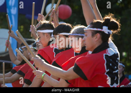 Seattle Matsuri Taiko drum Ensemble führt auf der 87. jährlichen Bon Odori Festival in Seattle, Washington am 20. Juli 2019. Den lebendigen Sommer Festival bietet traditionelle Musik und Volkstanz, um die Geister der Toten und das Leben der Vorfahren zu feiern. Stockfoto