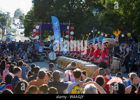 Seattle Matsuri Taiko drum Ensemble führt auf der 87. jährlichen Bon Odori Festival in Seattle, Washington am 20. Juli 2019. Den lebendigen Sommer Festival bietet traditionelle Musik und Volkstanz, um die Geister der Toten und das Leben der Vorfahren zu feiern. Stockfoto