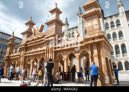 Guildhall Yard, London, UK. 20. Juli 2019. Olivier Grossetête, Freiwillige helfen bis zu 20 m Karton People's Turm errichten, indem Künstler Olivier Grossetête in Guildhall Hof. Credit: Quan Van/Alamy leben Nachrichten Stockfoto