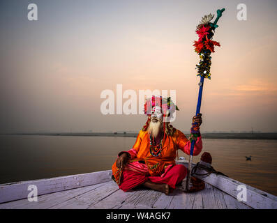 Varanasi, Indien - ca. November 2018: Portrait eines Sadhu in Varanasi. Die Sadhus oder heiliger Mann sind weit verbreitet in Indien respektiert. Varanasi ist die spiritua Stockfoto