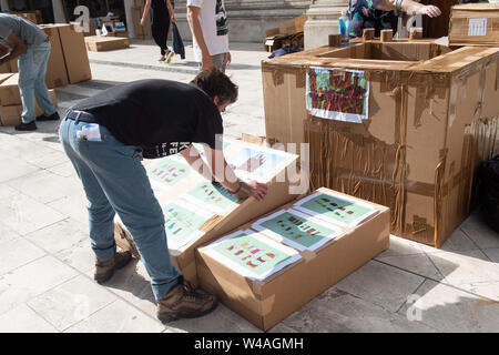 Guildhall Yard, London, UK. 20. Juli 2019. Olivier Grossetête, Freiwillige helfen bis zu 20 m Karton People's Turm errichten, indem Künstler Olivier Grossetête in Guildhall Hof. Credit: Quan Van/Alamy leben Nachrichten Stockfoto