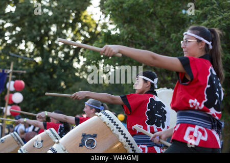 Seattle Matsuri Taiko drum Ensemble führt auf der 87. jährlichen Bon Odori Festival in Seattle, Washington am 20. Juli 2019. Den lebendigen Sommer Festival umfasst traditionelle Musik und Volkstanz, um die Geister der Toten und das Leben der Vorfahren zu feiern. Stockfoto