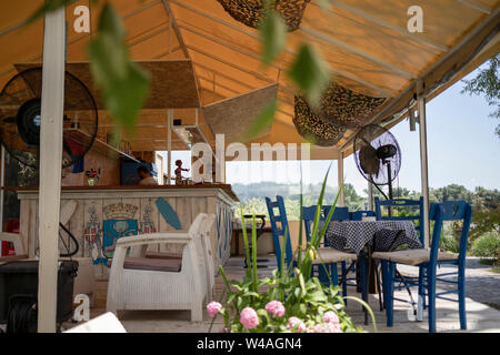 Belgrad, Serbien, 11.Juli 2019: Ein leeres Restaurant Terrasse in Zemun Stockfoto