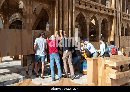 Guildhall Yard, London, UK. 20. Juli 2019. Olivier Grossetête, Freiwillige helfen bis zu 20 m Karton People's Turm errichten, indem Künstler Olivier Grossetête in Guildhall Hof. Credit: Quan Van/Alamy leben Nachrichten Stockfoto
