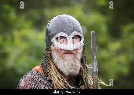 Heysham, Lancashire. Juli 2019. Das fantastische Viking Festival mit lebendiger Geschichte Lager, Parade, Schlacht Re-enactment, Waffen-Display, Handwerk Stände & Kampf Wettbewerb kehrt zum vierten Jahr in Half Moon Bay an der Heysham Küste in Lancashire. Stockfoto