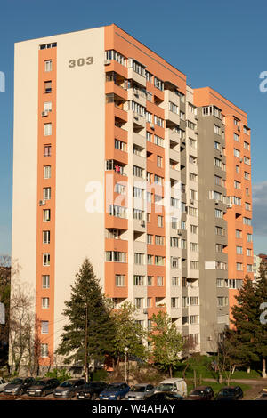 Orange lackierte Fertigbeton-Hochhaus-Wohnblocks aus der kommunistischen Ära in Sofia, Bulgarien, Osteuropa, Balkan, EU Stockfoto