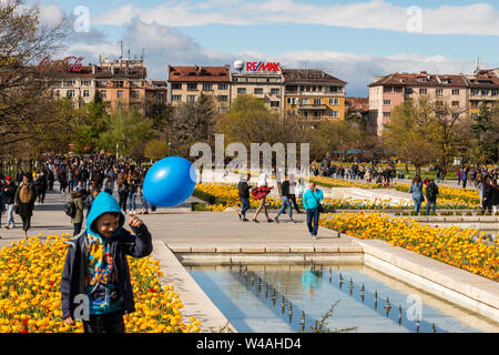 Sofia Bulgarien Menschen genießen den sonnigen Frühjahrstag und wandern im Park mit gelben Tulpen in der Innenstadt, Osteuropa, Balkan, EU Stockfoto