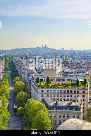 Ein Blick auf Paris, Frankreich vom Triumphbogen an einem sonnigen Tag. Stockfoto