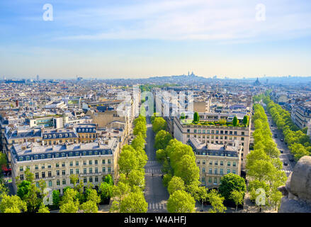 Ein Blick auf Paris, Frankreich vom Triumphbogen an einem sonnigen Tag. Stockfoto