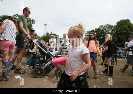 Macclesfield, Großbritannien, 21. Juli 2019. Der vierte und letzte Tag der Bluedot Festival mit einer Verbesserung der Wetter jeder trocknet aus. Die Familie Festival bietet Unterhaltung für alle Altersgruppen mit Lautsprechern, Experimente und Musik. Die Lovell Teleskop ist Kulisse für das Festival, Jodrell Bank, Macclesfield, Cheshire, UK. Quelle: Barbara Koch/Alamy leben Nachrichten Stockfoto