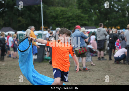 Macclesfield, Großbritannien, 21. Juli 2019. Der vierte und letzte Tag der Bluedot Festival mit einer Verbesserung der Wetter jeder trocknet aus. Ein kleiner Junge läuft Luft in einem aufblasbaren Stuhl zu fangen, Jodrell Bank, Macclesfield, Cheshire, UK. Quelle: Barbara Koch/Alamy leben Nachrichten Stockfoto