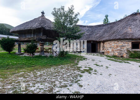 Palloza, traditionellen Haus, das heute als Bar Restaurant im Balboa, Los Ancares, El Bierzo, Leon Provinz, Spanien Stockfoto