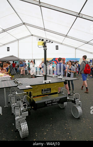 Macclesfield, Großbritannien, 21. Juli 2019. Full scale Modell des Exo Mars Rover auf der Bluedot Festival. Die Familie Festival bietet Unterhaltung für alle Altersgruppen mit Lautsprechern, Experimente und Musik. Die Lovell Teleskop ist Kulisse für das Festival, Jodrell Bank, Macclesfield, Cheshire, UK. Quelle: Barbara Koch/Alamy leben Nachrichten Stockfoto