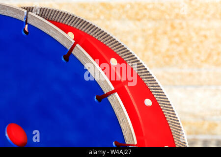 Red Diamond Circle für Granit und Stein, blau für Beton, Stahlbeton vor dem Hintergrund von orange-gold Sandsteinmauer. Stockfoto