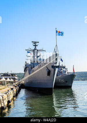 Varna, Bulgarien, 20. Juli 2019. Zwei große graue moderne Kriegsschiffe mit Fahnen vertäut an der Pier in der Hafenstadt Varna an einem sonnigen Sommertag. Stockfoto