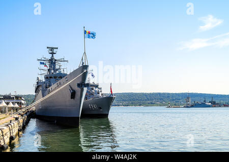 Varna, Bulgarien, 20. Juli 2019. Zwei große graue moderne Kriegsschiffe mit Fahnen vertäut an der Pier im Hafen von Varna an einem sonnigen Sommertag. Stockfoto