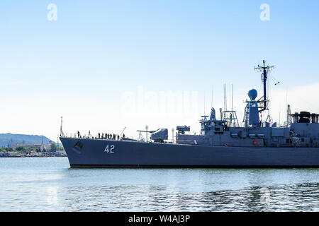 Varna, Bulgarien, 20. Juli 2019. Große graue moderne Kriegsschiff mit Radar und Waffen verlässt den Hafen an einem sonnigen Sommertag. Seemanöver. Stockfoto