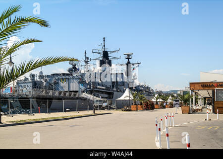 Varna, Bulgarien, 20. Juli 2019. Grau Kriegsschiff angelegt am Steg des Hafens. Liegeplatz Territorium durch Zaun aus dem öffentlichen Teil eines Port getrennt. Stockfoto