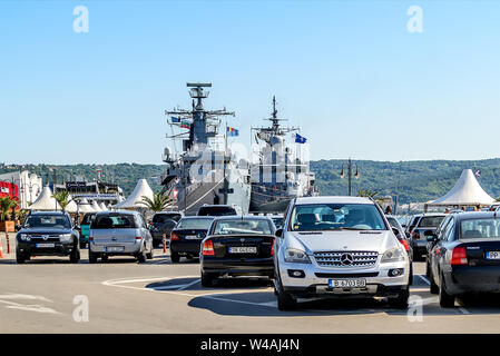 Varna, Bulgarien, 20. Juli 2019. Zwei große graue moderne Kriegsschiffe am Pier in der Hafenstadt Varna. Ansicht vom Parkplatz an einem sonnigen Sommertag. Stockfoto