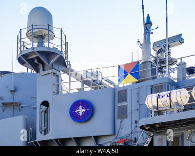 Varna, Bulgarien, 20. Juli 2019. Die blauen Nato-Logo auf der einen Seite von einem großen grauen moderne Kriegsschiff mit Radar und Waffen. Seemanöver. Stockfoto