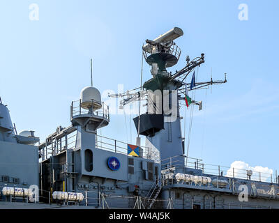 Varna, Bulgarien, 20. Juli 2019. Fragment eines großen, grauen moderne Kriegsschiff mit Radar und Waffen und die blauen NATO-Logo auf der Seite. Stockfoto