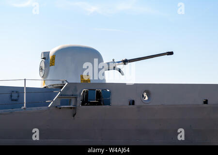 Varna, Bulgarien, 20. Juli 2019. Nahaufnahme von einem Turm mit einem Gewehr auf einen grauen moderne Kriegsschiff. Schiff Waffe Turm mit gelben Warnzeichen. Stockfoto