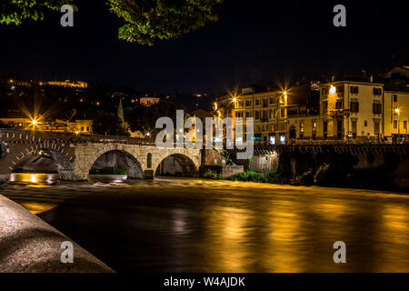 Ponte Pietra, ist eine römische Bogenbrücke die Etsch Kreuzung in Verona, Italien Stockfoto