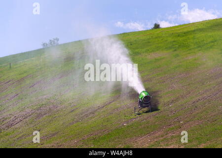 Beschneiungsanlagen verwendet Gras am Hang zu Wasser, sonnigen Sommertag, Skigebiet Wagrain, Österreich Stockfoto
