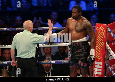 LONDON, ENGLAND - Juli 20: Dillian Whyte erhält eine Anzahl von den Schiedsrichter nach unten durch Oscar Rivas geklopft werden während der Vakanten WBC Interim Schwere Stockfoto