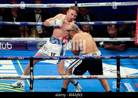 Dalton Smith und Ibrar Riyaz während des Super-Lightweight Wettbewerb Aktion während der matchroom Boxing Event in der O2 Arena, London, UK. Stockfoto