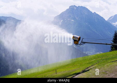 Beschneiungsanlagen verwendet Gras am Hang zu Wasser, sonnigen Sommertag, Skigebiet Wagrain, Österreich Stockfoto