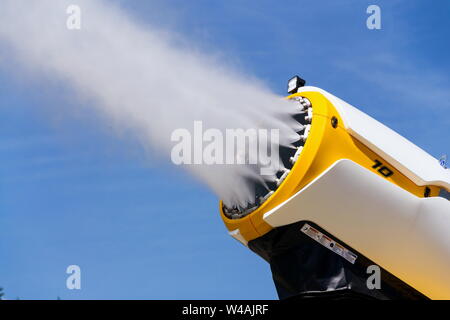 Beschneiungsanlagen verwendet Gras am Hang zu Wasser, sonnigen Sommertag, Skigebiet Wagrain, Österreich Stockfoto